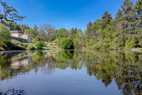 Étang et reflet du château