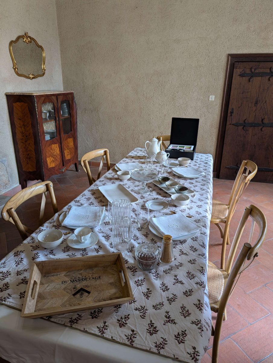 Ogni mattina, una colazione a base di prodotti locali e responsabili vi sarà servita in camera o nell’orangerie.